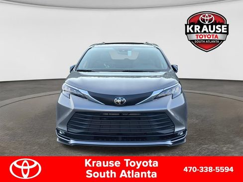 New 2026 Toyota Sienna XLE FWD image 2
