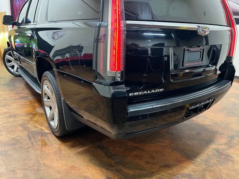 Used 2015 Cadillac Escalade ESV Luxury image 39