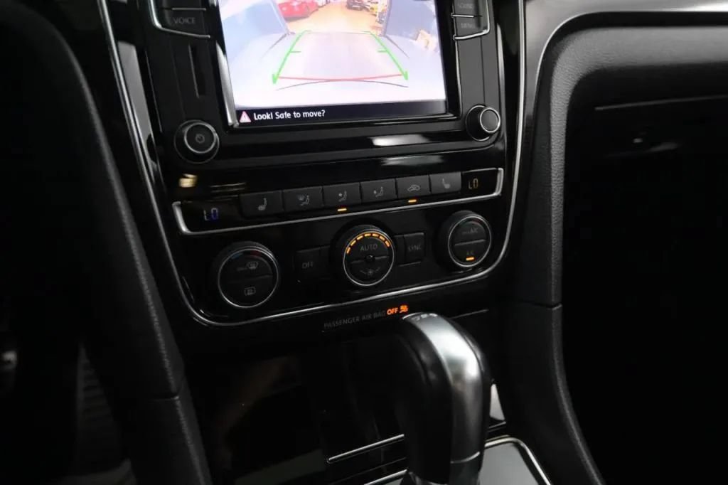 Used 2018 Volkswagen Passat GT FWD image 22