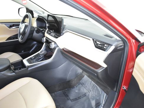 Used 2024 Toyota RAV4 Limited image 43