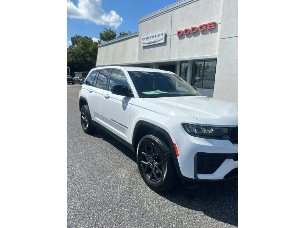 New 2027 Jeep Grand Cherokee Altitude RWD image 2