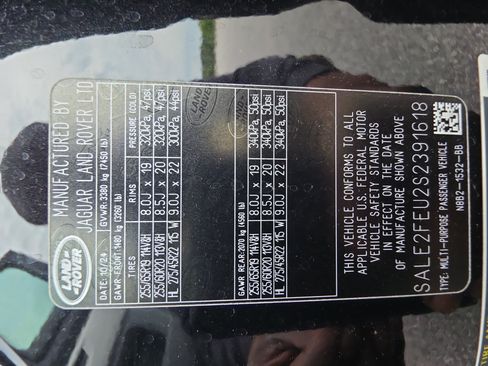 Certified 2025 Land Rover Defender 130 X-Dynamic SE AWD/4WD image 37