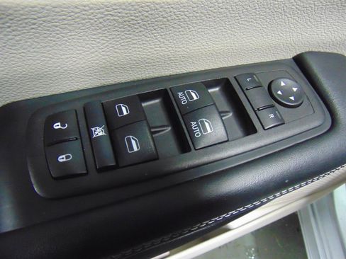 Used 2024 Chrysler Pacifica Touring-L image 9