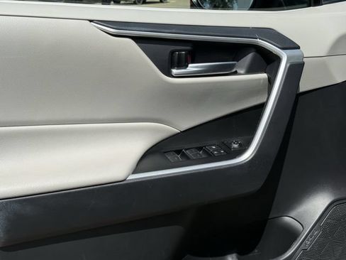 Used 2025 Toyota RAV4 XLE FWD image 25