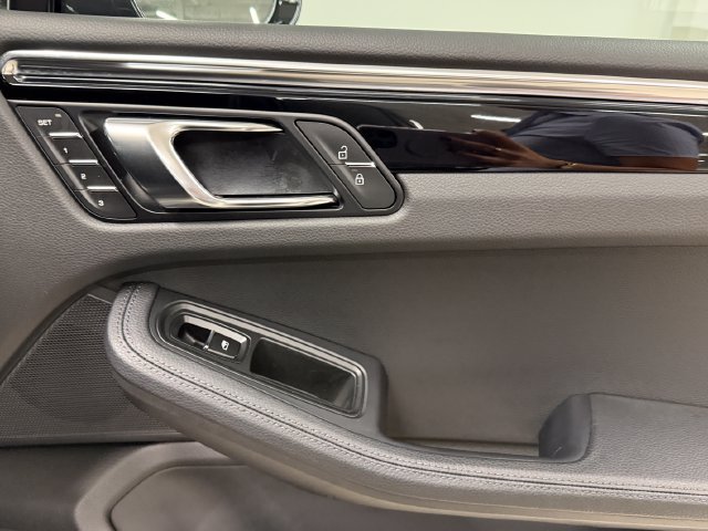 Certified 2026 Porsche Macan AWD/4WD image 36