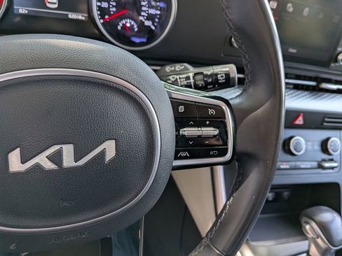 Used 2024 Kia Carnival LX FWD image 21