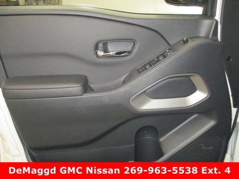 New 2025 Nissan Frontier SL image 12