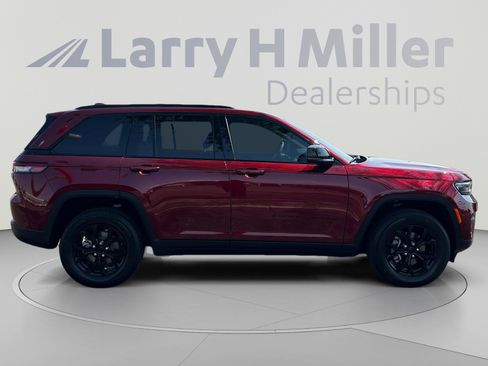 Used 2025 Jeep Grand Cherokee Altitude AWD/4WD image 6