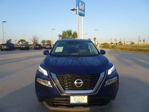 Used 2021 Nissan Rogue SV image 2