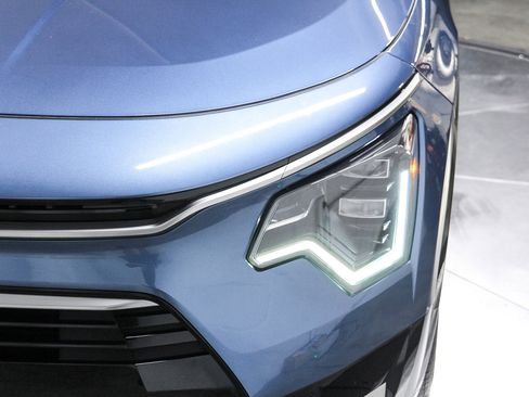 Used 2023 Kia Niro SX Touring image 10