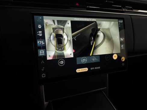 Used 2025 Land Rover Range Rover SE image 38