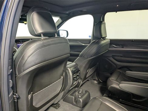 Used 2025 Jeep Grand Cherokee L Limited w/ Luxury Tech Group II image 32