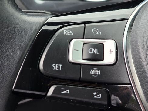 Used 2020 Volkswagen Tiguan SE image 28