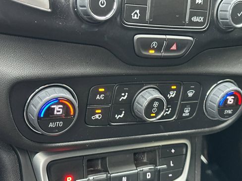 Used 2024 GMC Terrain SLT image 23