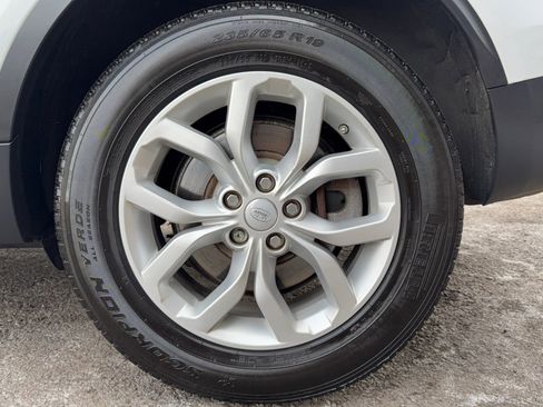 Used 2017 Land Rover Discovery SE image 10