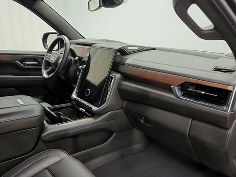 Used 2025 GMC Yukon XL Denali AWD/4WD image 29