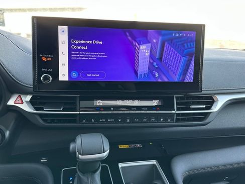 Used 2025 Toyota Sienna Platinum image 33