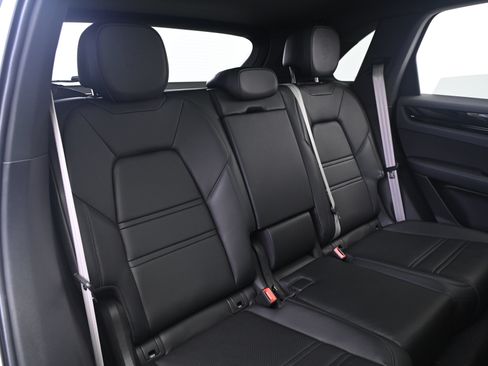 Certified 2023 Porsche Cayenne AWD/4WD image 19