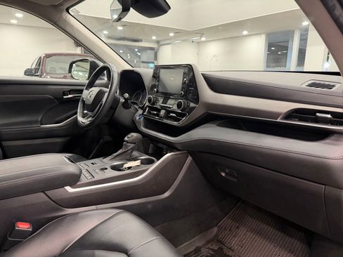 Used 2022 Toyota Highlander XLE image 7