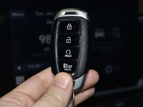 Used 2024 Hyundai Venue SEL image 17