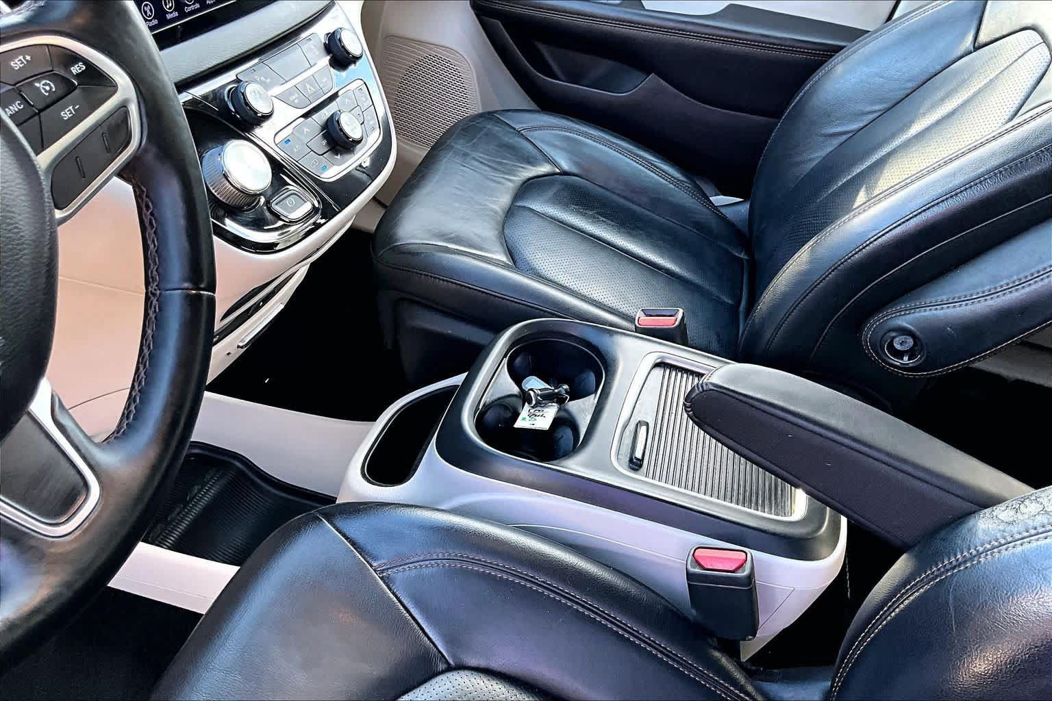 Used 2017 Chrysler Pacifica Touring-L Plus w/ Tire & Wheel Group FWD image 18