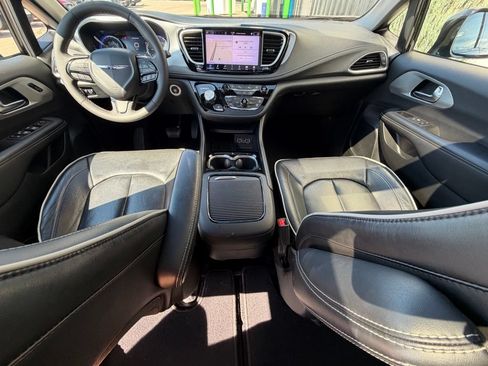 Used 2025 Chrysler Pacifica Limited FWD image 8