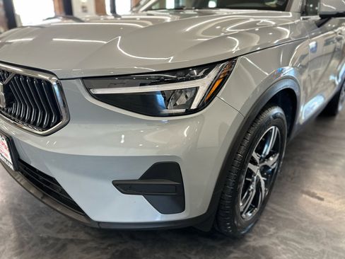 Used 2025 Volvo XC40 B5 Core image 9