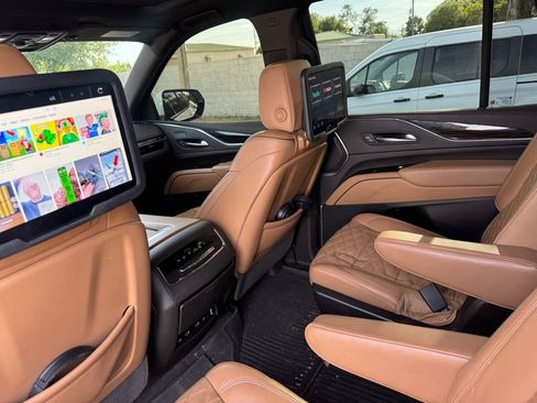 Used 2023 Cadillac Escalade Premium Luxury w/ Performance Package AWD/4WD image 13