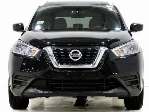 Used 2018 Nissan Kicks SV image 2