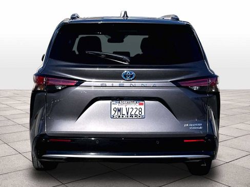 Used 2024 Toyota Sienna Platinum FWD image 7