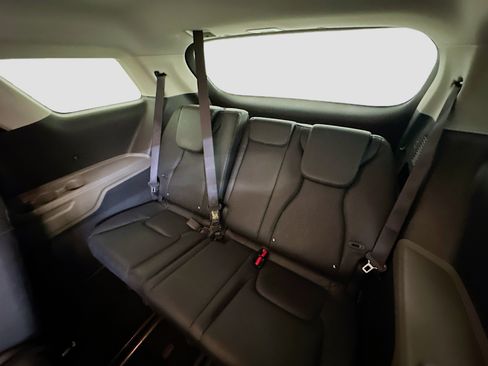 Used 2026 Kia Carnival FWD image 30