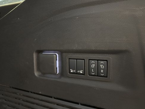 Used 2025 GMC Yukon XL Denali image 29