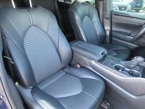 Used 2021 Toyota Highlander XSE FWD image 6