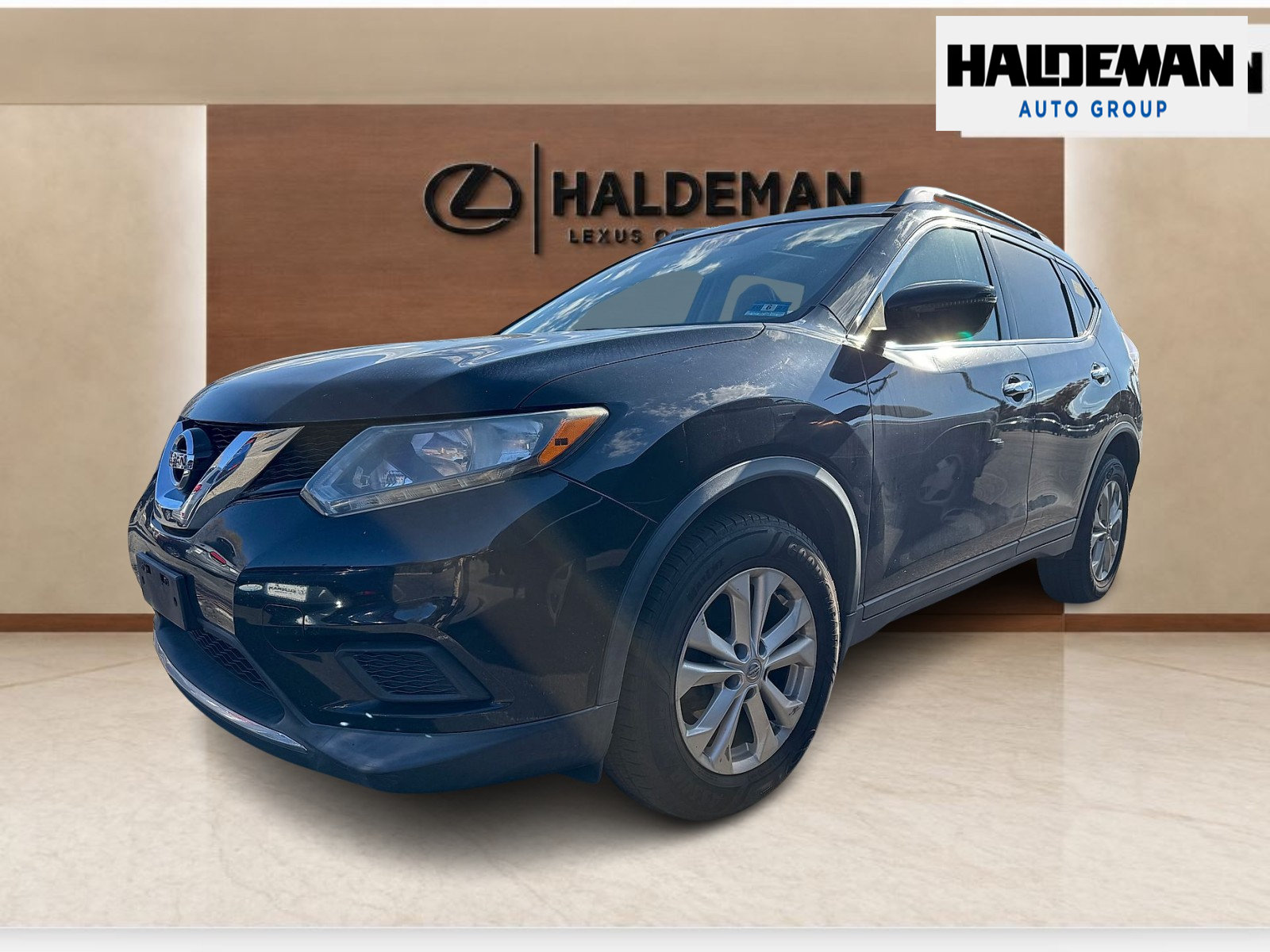 Used 2016 Nissan Rogue SV w/ SV Moonroof Package AWD/4WD image 2