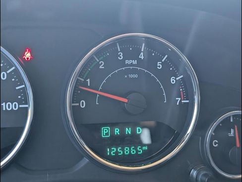 Used 2016 Jeep Wrangler Unlimited Rubicon w/ Connectivity Group AWD/4WD image 10
