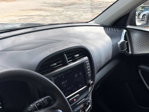 Used 2025 Kia Soul LX w/ LX Technology Package FWD image 33