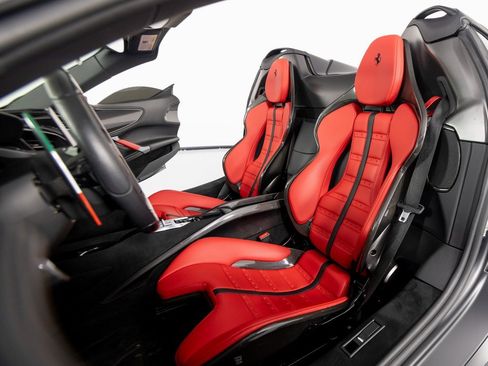 Used 2024 Ferrari SF90 Spider image 31