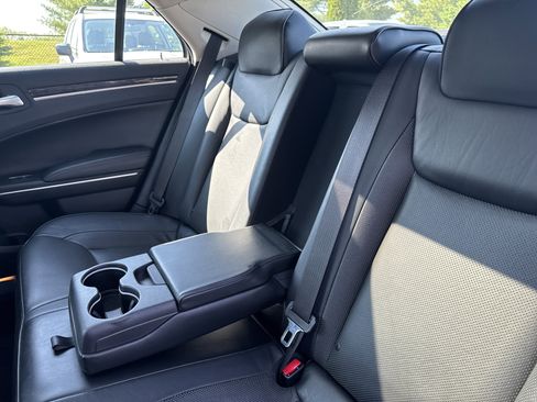 Used 2016 Chrysler 300 C RWD image 9