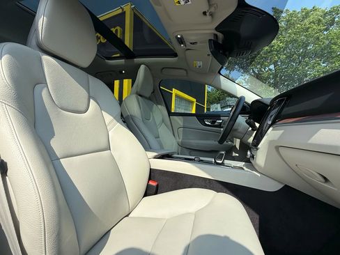 Used 2022 Volvo S60 B5 Momentum image 21