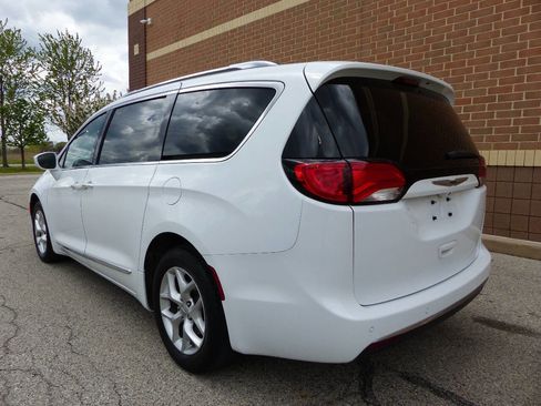Used 2020 Chrysler Pacifica Touring-L FWD image 6