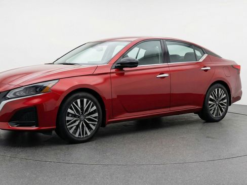 Used 2025 Nissan Altima 2.5 SV image 3