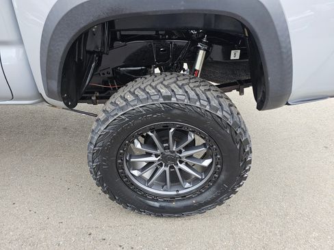 Used 2018 Toyota Tacoma TRD Off-Road AWD/4WD image 13
