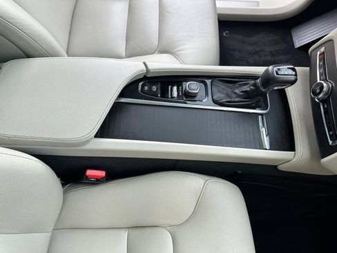 Used 2020 Volvo XC90 T5 Momentum w/ Protection Package image 28