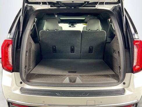 Used 2022 GMC Yukon XL SLT w/ SLT Luxury Package image 28