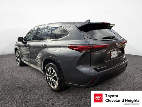 Used 2022 Toyota Highlander XLE image 3