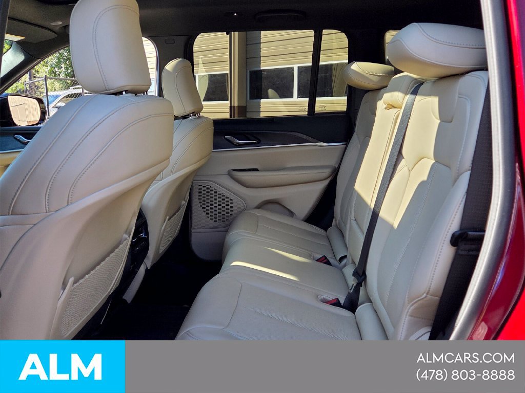 Used 2025 Jeep Grand Cherokee Limited w/ Luxury Tech Group II AWD/4WD image 4