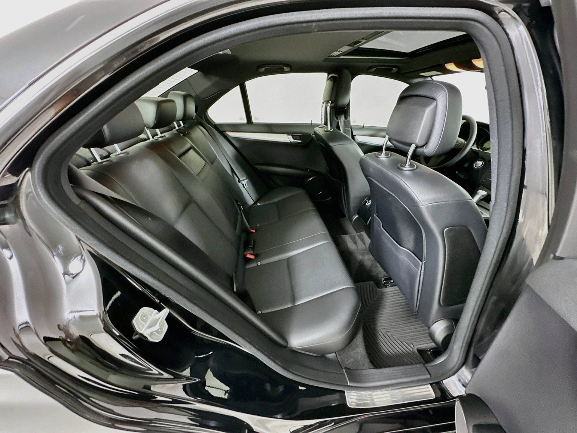 Used 2010 Mercedes-Benz C 300 Sedan image 31