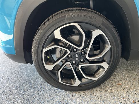 Used 2025 Chevrolet Trax RS w/ Sunroof Package FWD image 31
