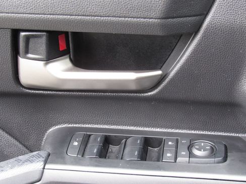 Certified 2025 Toyota Tacoma TRD Off-Road AWD/4WD image 38