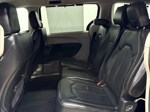 Used 2020 Chrysler Pacifica Touring-L FWD image 38